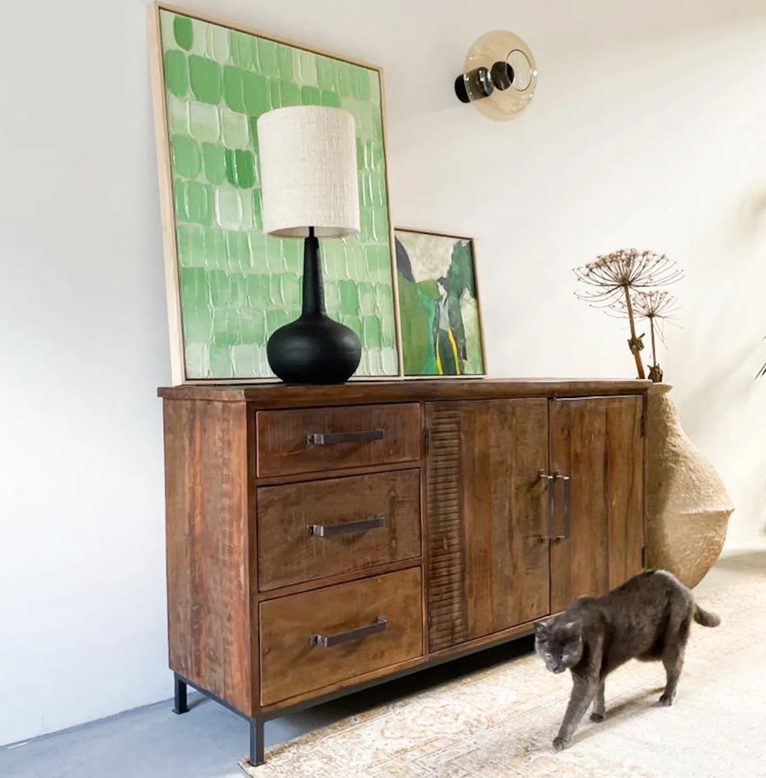 Sideboard 'Factory Charme' aus recyceltem Holz mit zwei Türen und drei Schubladen, nachhaltige und stilvolle Stauraum-Lösung.