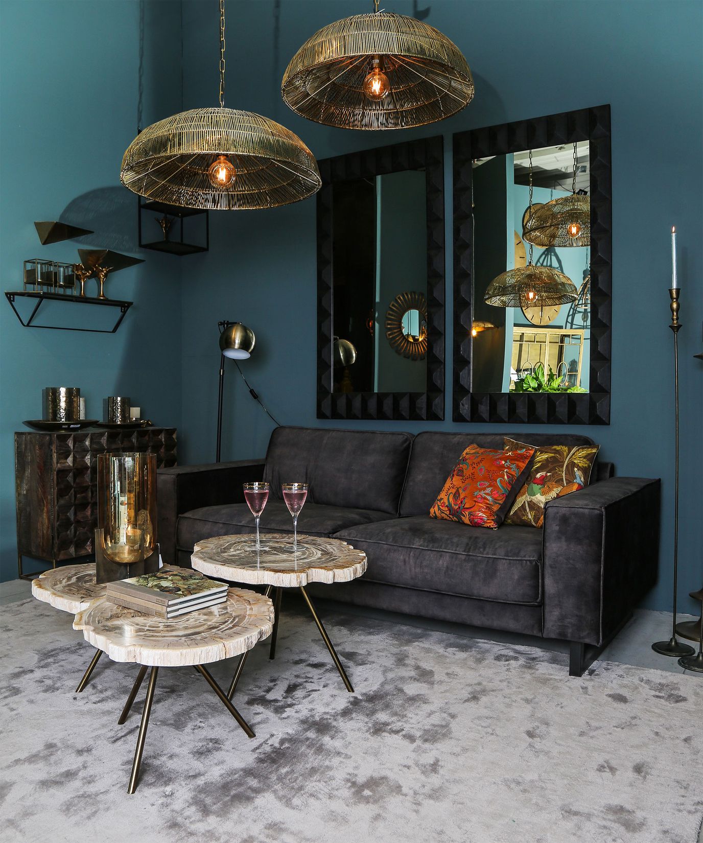New Khine 3-Set Couchtische aus versteinertem Holz mit Metallbeinen in verschiedenen Größen, Imagebild