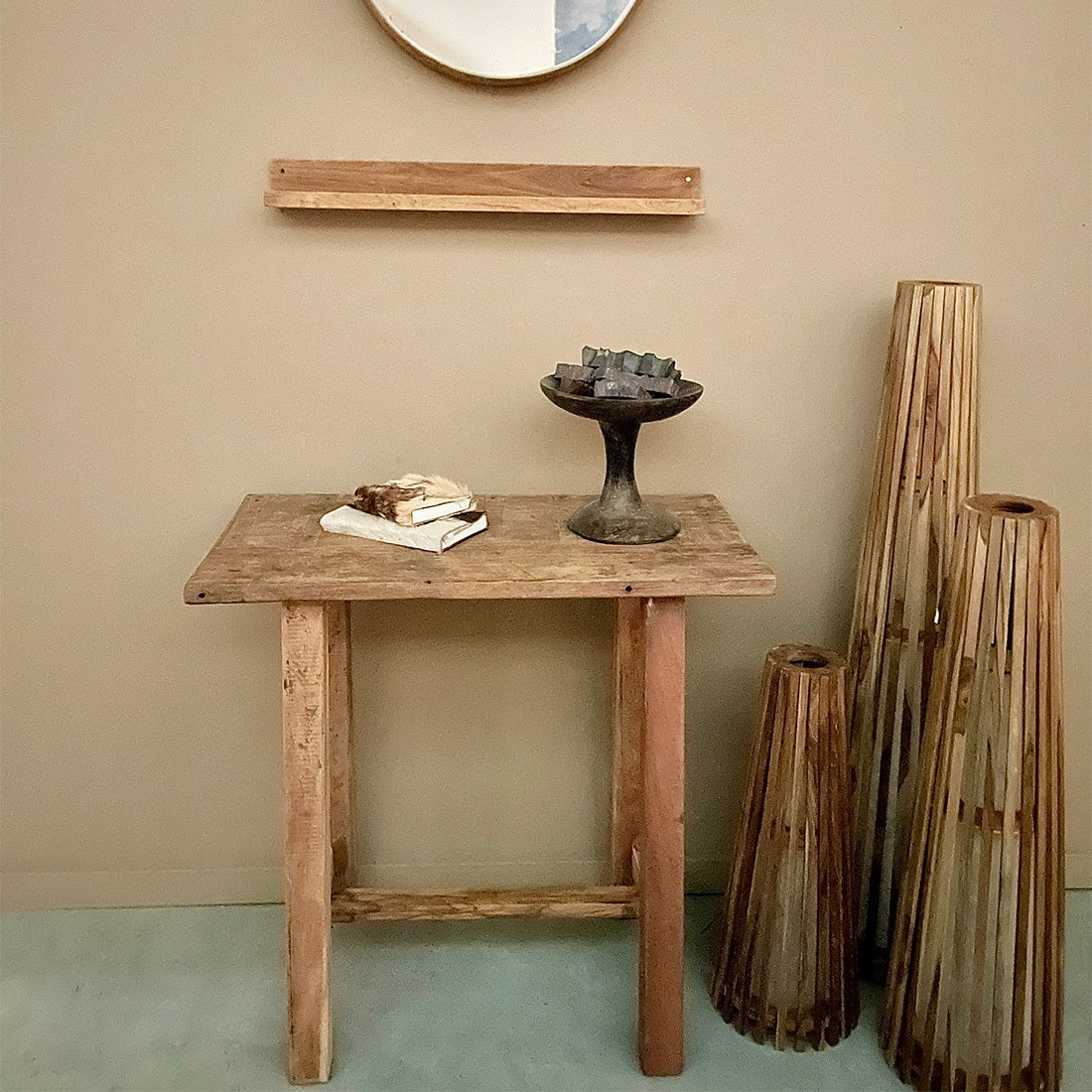 Handgefertigte Konsole Naturelle Farmwood aus recyceltem, rustikalem Holz mit natürlichen Unvollkommenheiten, Maße 100x60x45 cm.