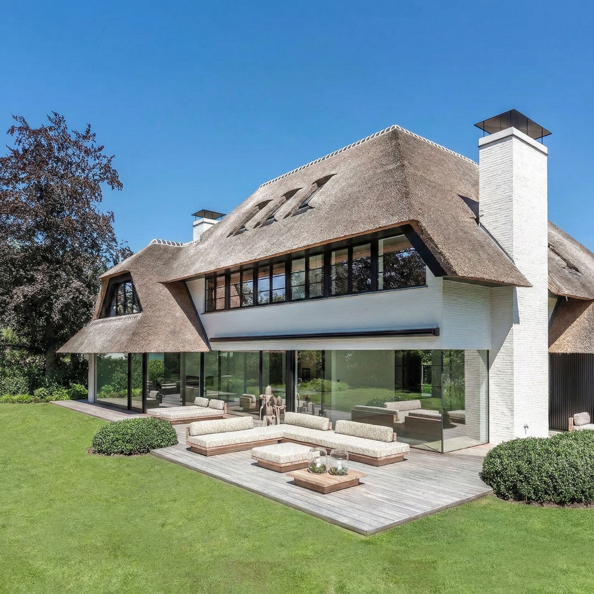 Der Beistelltisch Magnus ist passend zur Teakholz Lounge Magnus, kann mit Polster auch zum Ottomanen werden.