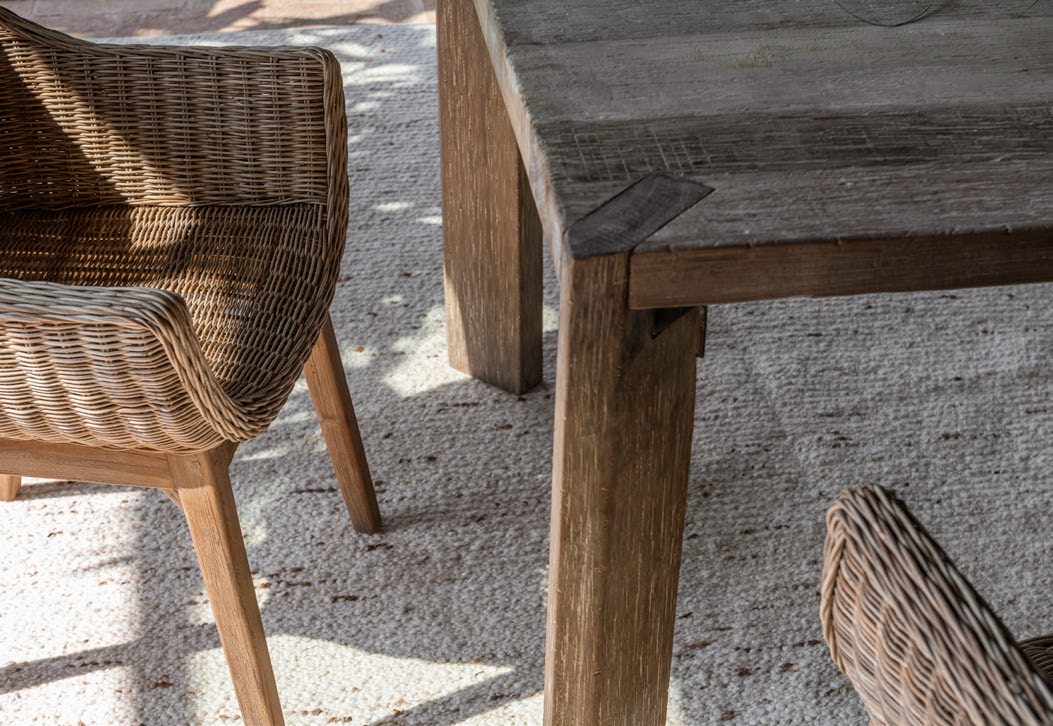 Detailansicht der Holzstruktur und Patina des Gommaire Esstisch Archie