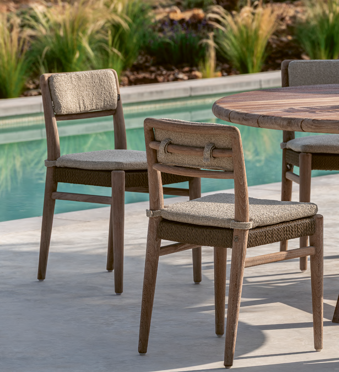 Stuhl Jared Teak aus massivem Teakholz Natural Grey mit handgeflochtenem Sitz aus PE Wicker Antique Weed | optional mit Outdoor-Polster von Gommaire