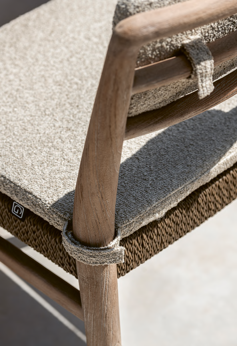 Stuhl Jared Teak aus massivem Teakholz Natural Grey mit handgeflochtenem Sitz aus PE Wicker Antique Weed | optional mit Outdoor-Polster von Gommaire