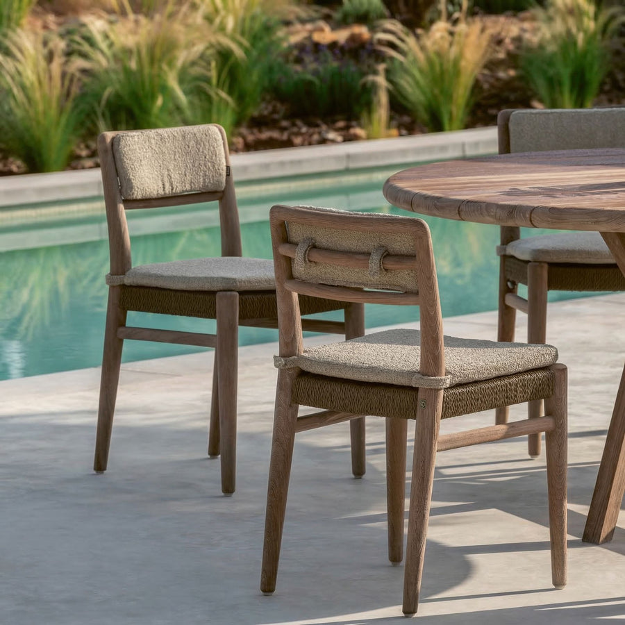 Stuhl Jared Teak aus massivem Teakholz Natural Grey mit handgeflochtenem Sitz aus PE Wicker Antique Weed | optional mit Outdoor-Polster von Gommaire