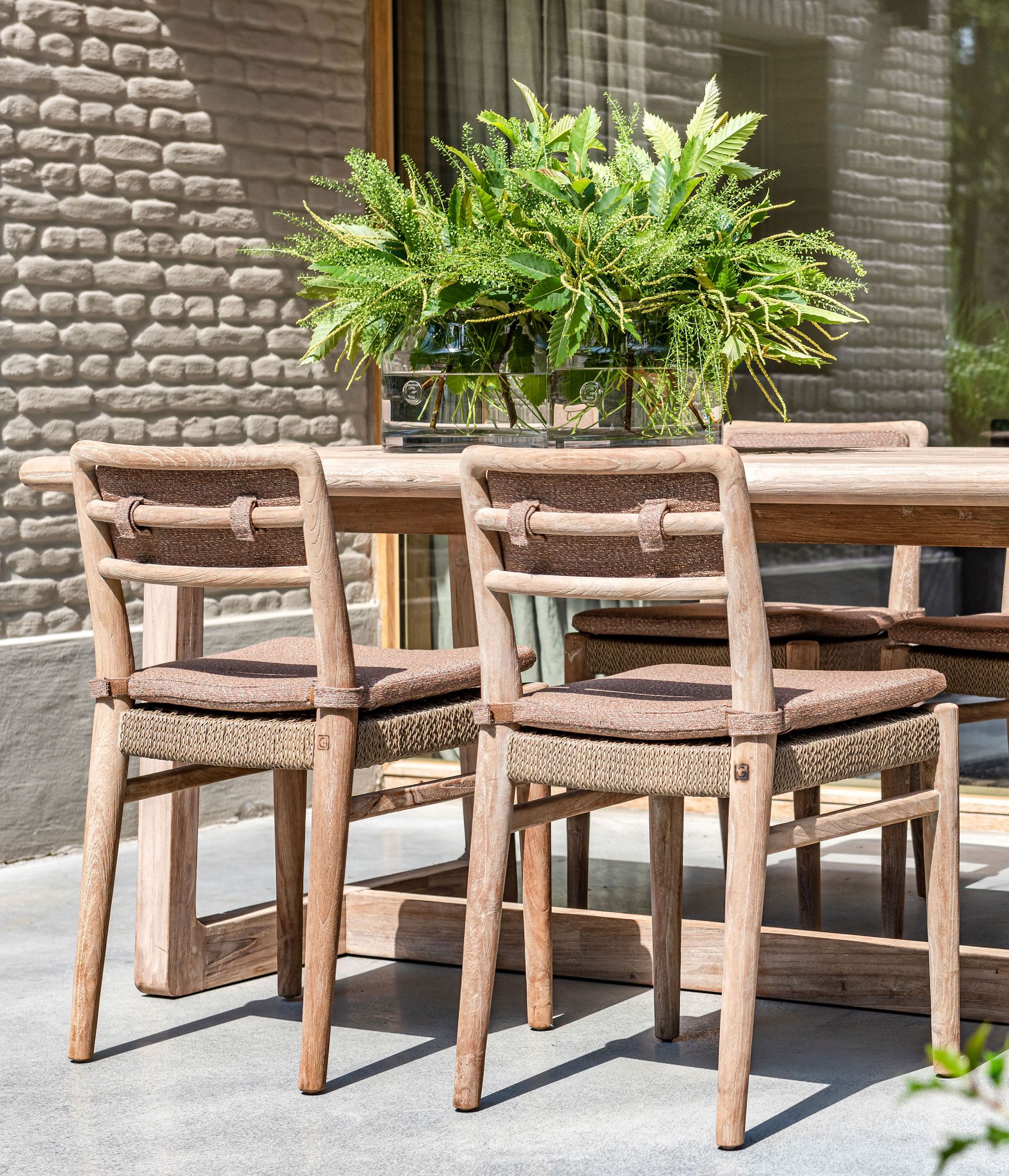 Stuhl Jared Teak aus massivem Teakholz Natural Grey mit handgeflochtenem Sitz aus PE Wicker Antique Weed | optional mit Outdoor-Polster von Gommaire