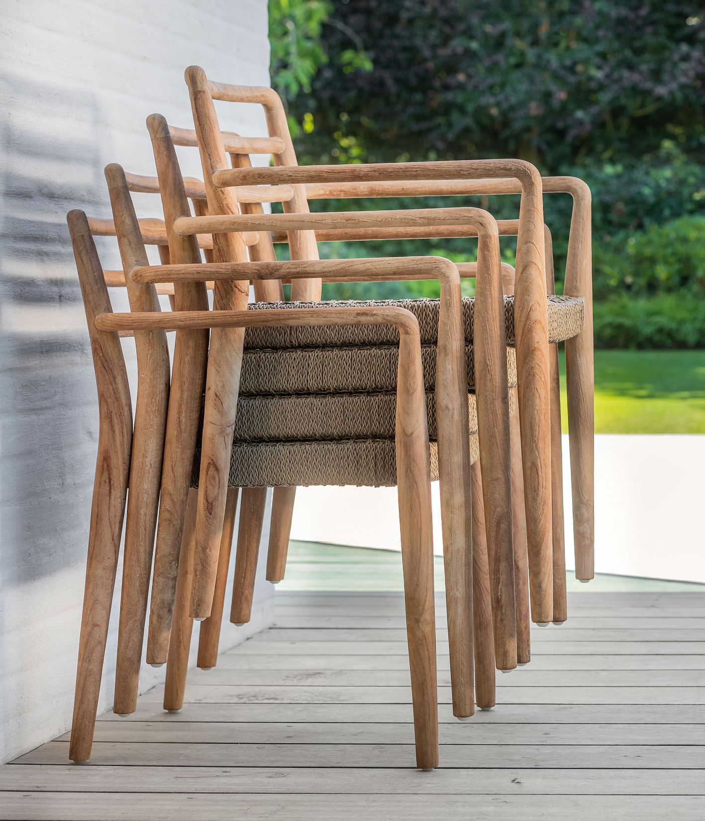 Armlehnenstuhl Jared Teak aus massivem Teakholz Natural Grey mit handgeflochtenem Sitz aus PE Wicker Antique Weed | optional mit Sitz- oder Sitz- & Rückenpolster