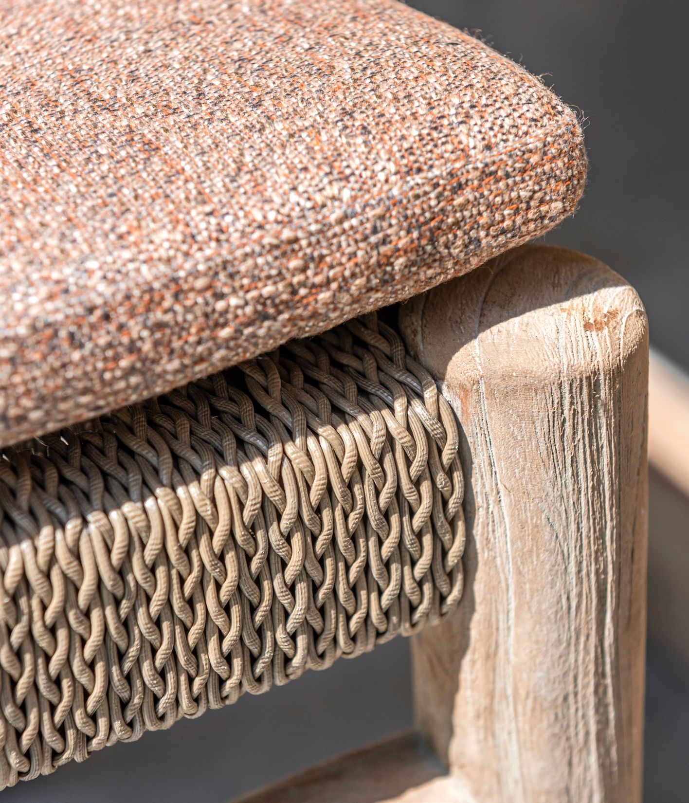 Armlehnenstuhl Jared Teak aus massivem Teakholz Natural Grey mit handgeflochtenem Sitz aus PE Wicker Antique Weed | optional mit Sitz- oder Sitz- & Rückenpolster