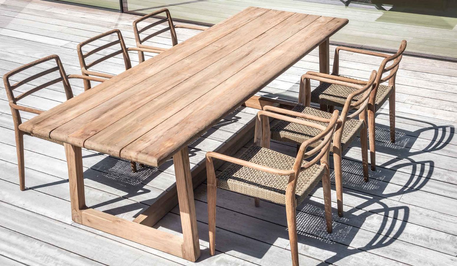 Armlehnenstuhl Jared Teak aus massivem Teakholz Natural Grey mit handgeflochtenem Sitz aus PE Wicker Antique Weed | optional mit Sitz- oder Sitz- & Rückenpolster