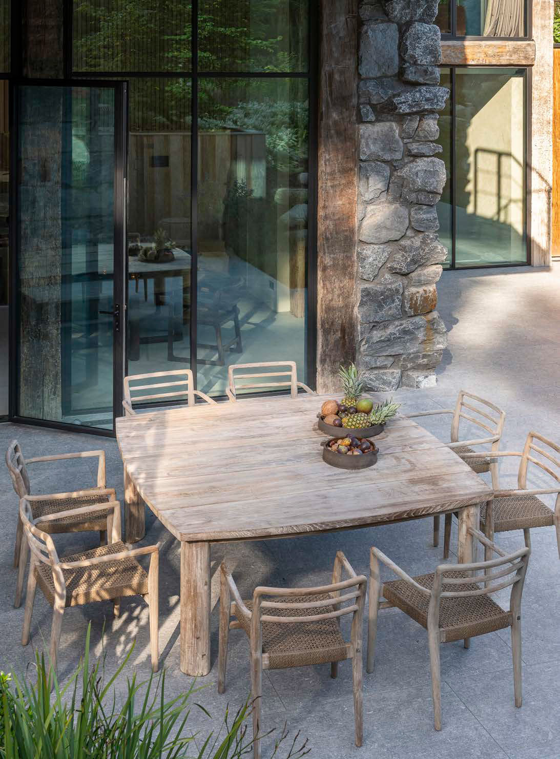 Armlehnenstuhl Jared Teak aus massivem Teakholz Natural Grey mit handgeflochtenem Sitz aus PE Wicker Antique Weed | optional mit Sitz- oder Sitz- & Rückenpolster