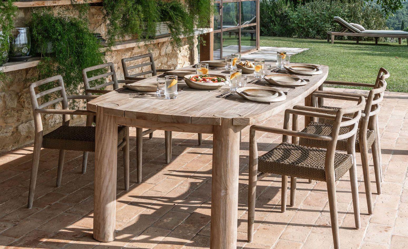 Armlehnenstuhl Jared Teak aus massivem Teakholz Natural Grey mit handgeflochtenem Sitz aus PE Wicker Antique Weed | optional mit Sitz- oder Sitz- & Rückenpolster