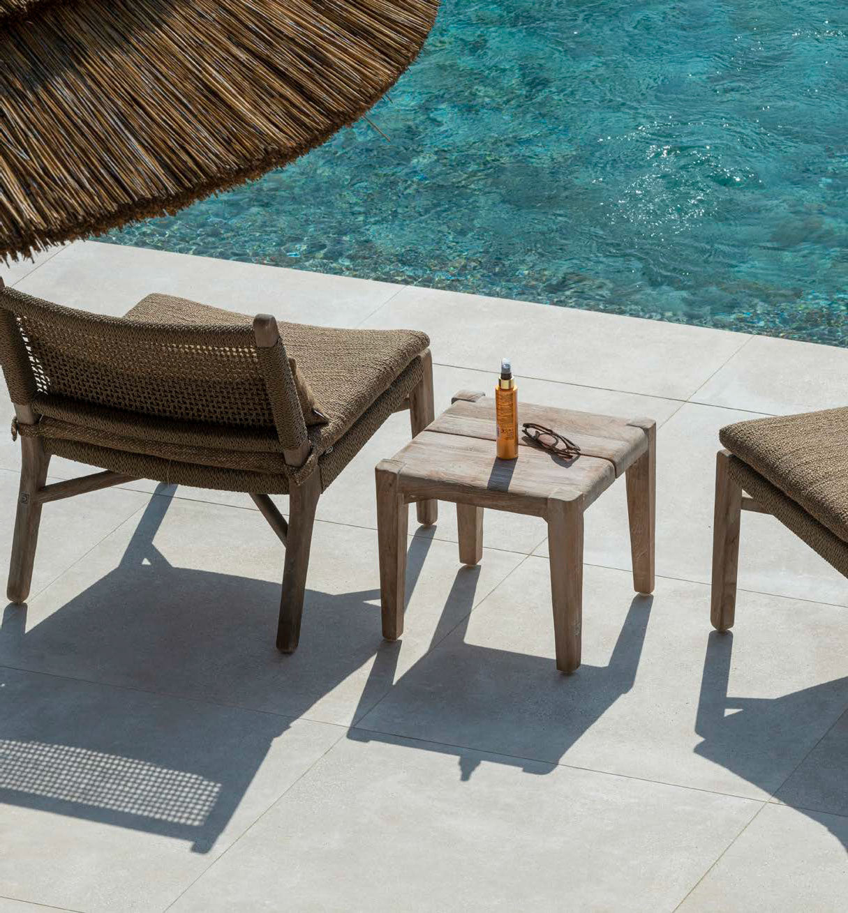 Sessel Fiona Teak aus massivem Teakholz Natural Grey mit handgeflochtener Rückenlehne aus PE Wicker Antique Weed | optional mit Sitzpolster