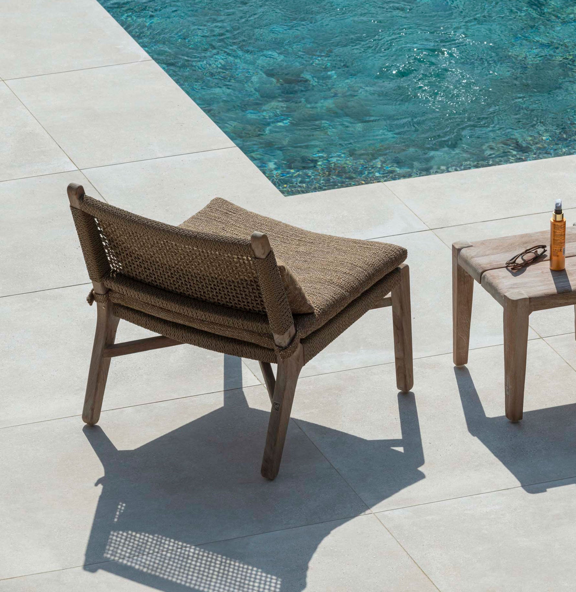 Sessel Fiona Teak aus massivem Teakholz Natural Grey mit handgeflochtener Rückenlehne aus PE Wicker Antique Weed | optional mit Sitzpolster