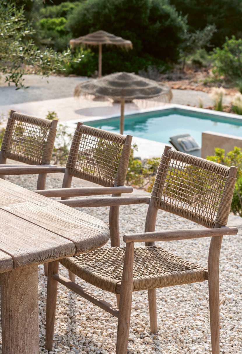 Armlehnenstuhl Mieke Teak aus massivem Teakholz Natural Grey mit handgeflochtenem Sitz aus PE Wicker Natural | optional mit Sitzpolster