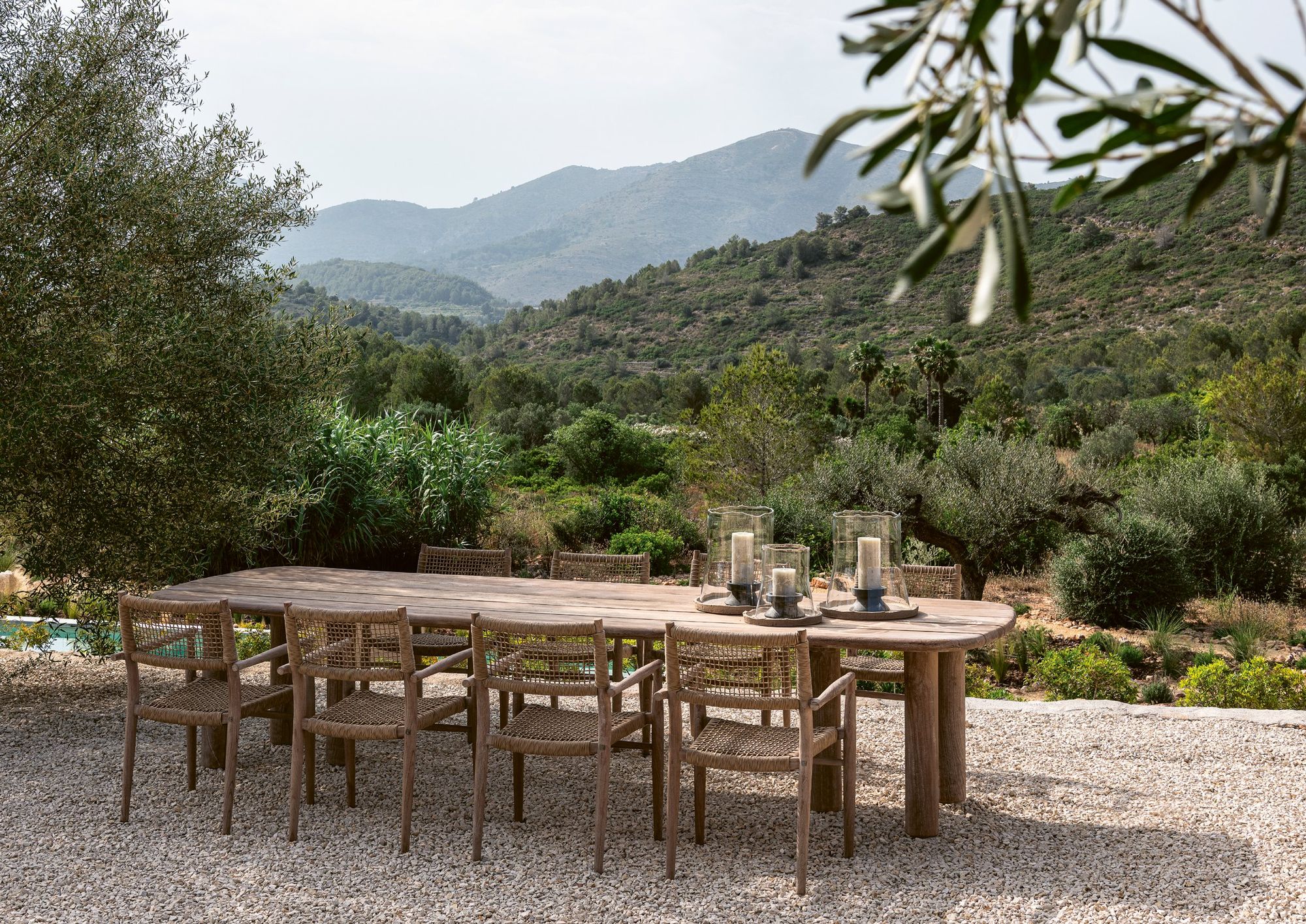 Armlehnenstuhl Mieke Teak aus massivem Teakholz Natural Grey mit handgeflochtenem Sitz aus PE Wicker Natural | optional mit Sitzpolster