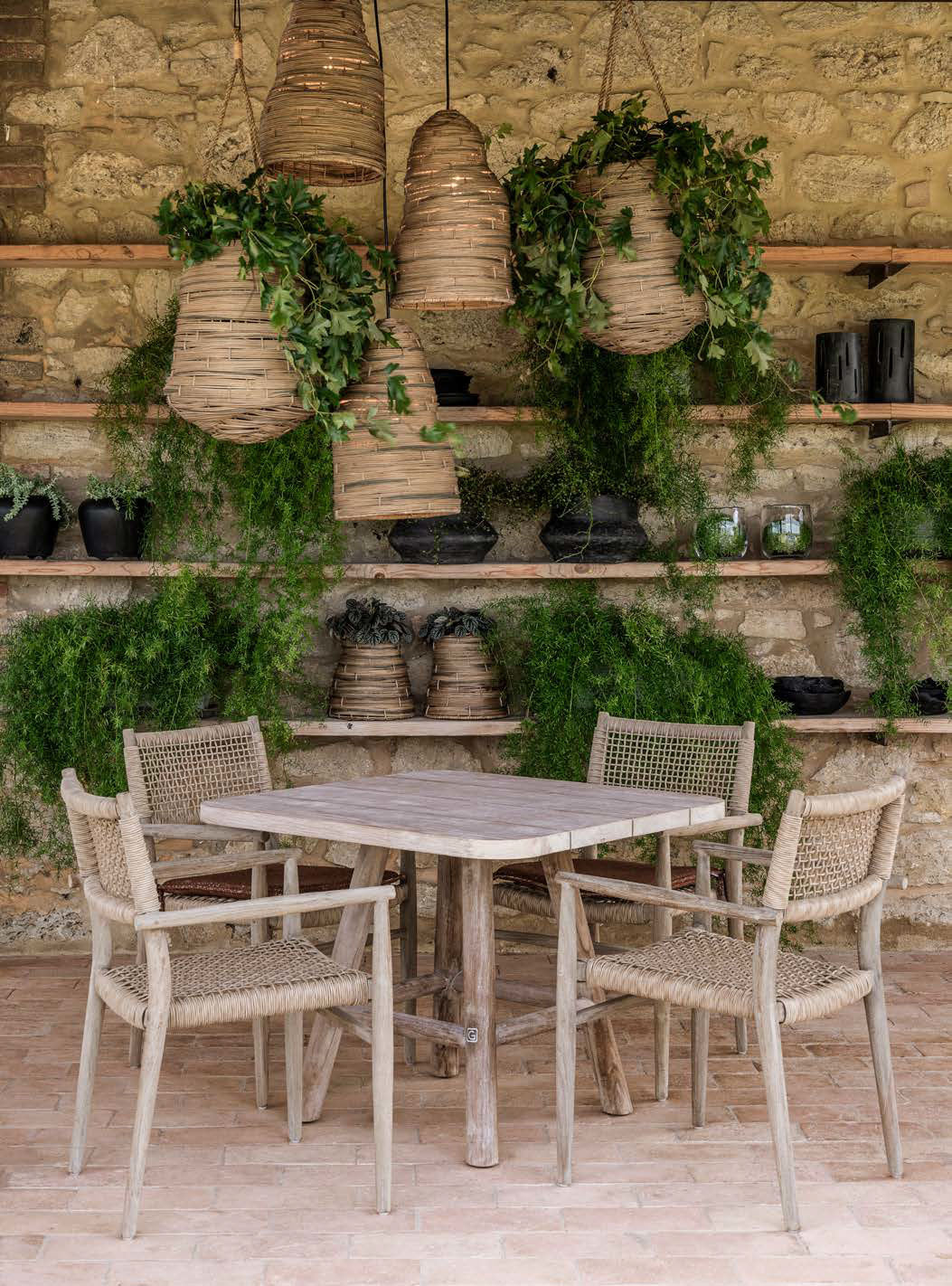 Armlehnenstuhl Mieke Teak aus massivem Teakholz Natural Grey mit handgeflochtenem Sitz aus PE Wicker Natural | Gommaire bei STUFF Shop kaufen