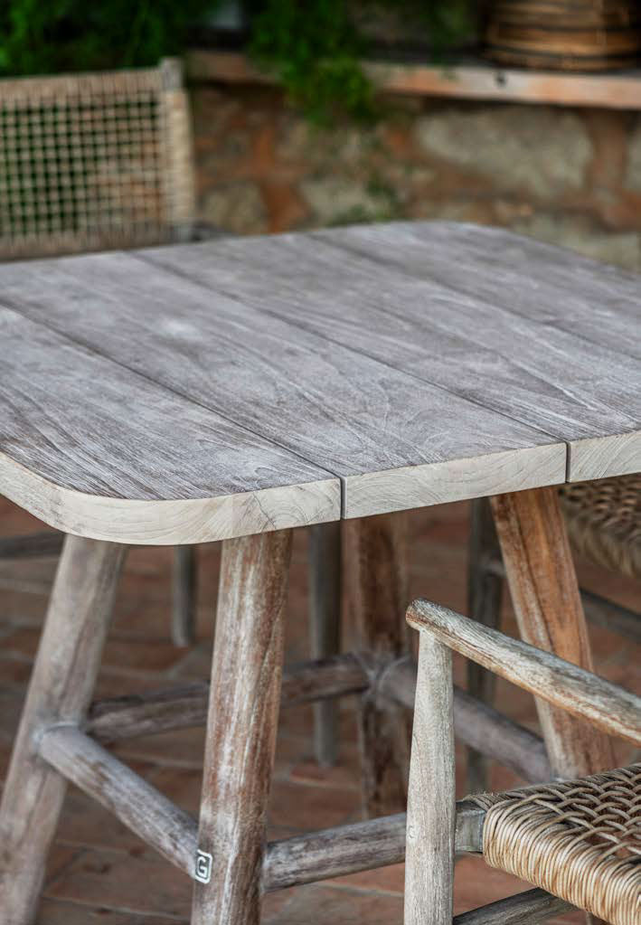 Stapelbarer Armlehnenstuhl Mieke aus Teakholz und PE Wicker in Sand.