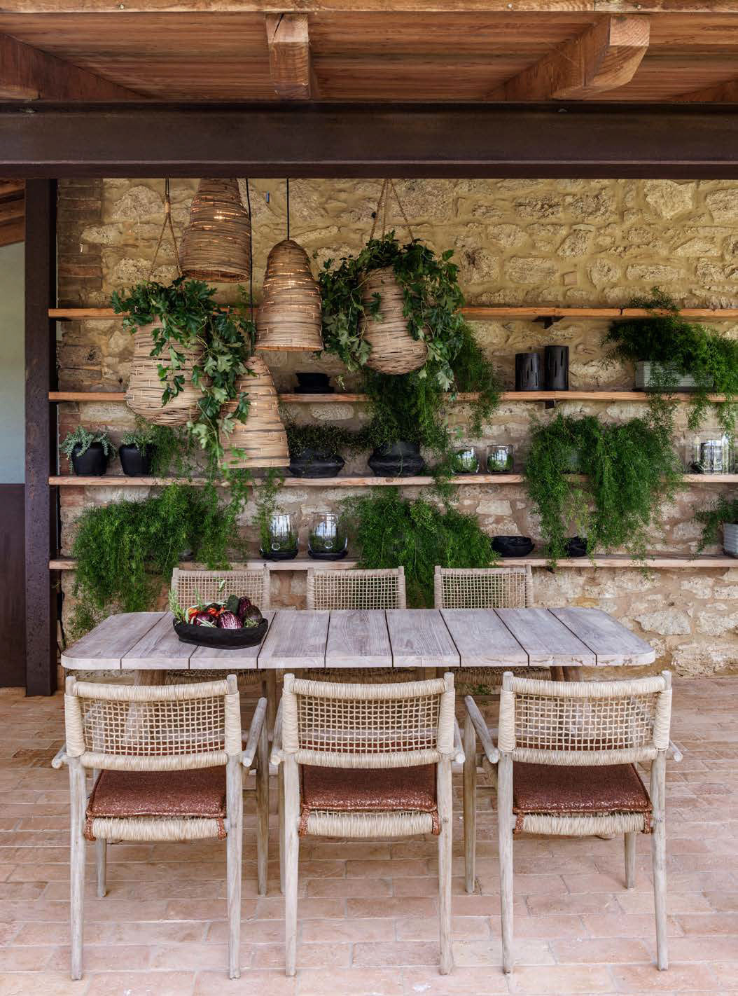 Stapelbarer Armlehnenstuhl Mieke aus Teakholz und PE Wicker in Sand.