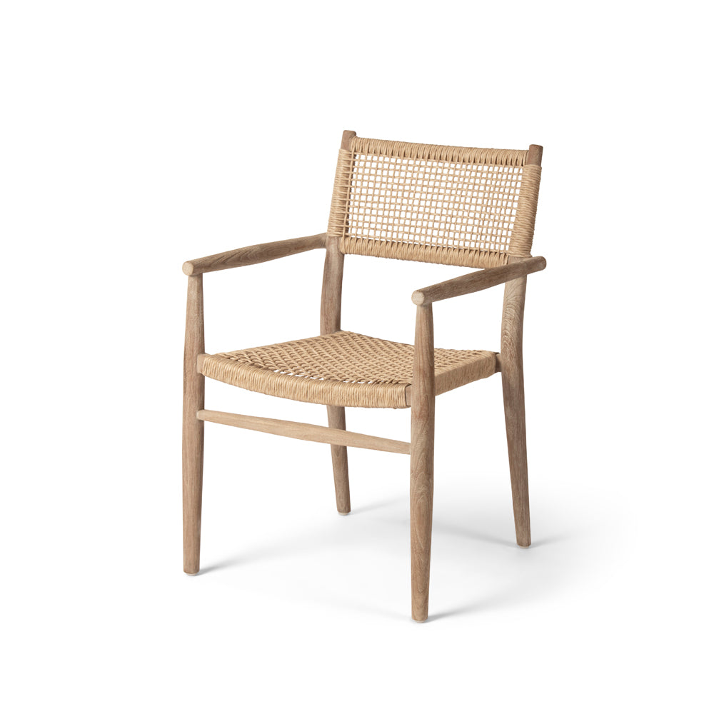 Armlehnenstuhl Mieke Teak aus massivem Teakholz Natural Grey mit handgeflochtenem Sitz aus PE Wicker Natural | Gommaire bei STUFF Shop kaufen