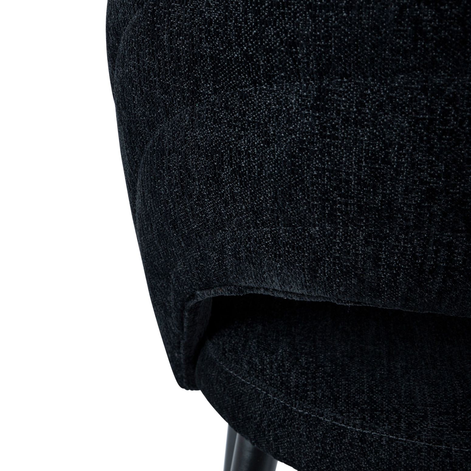 Esszimmerstuhl Abierto in Schwarz mit samtartigem Stoffbezug und schwarz lackierten Beinen.