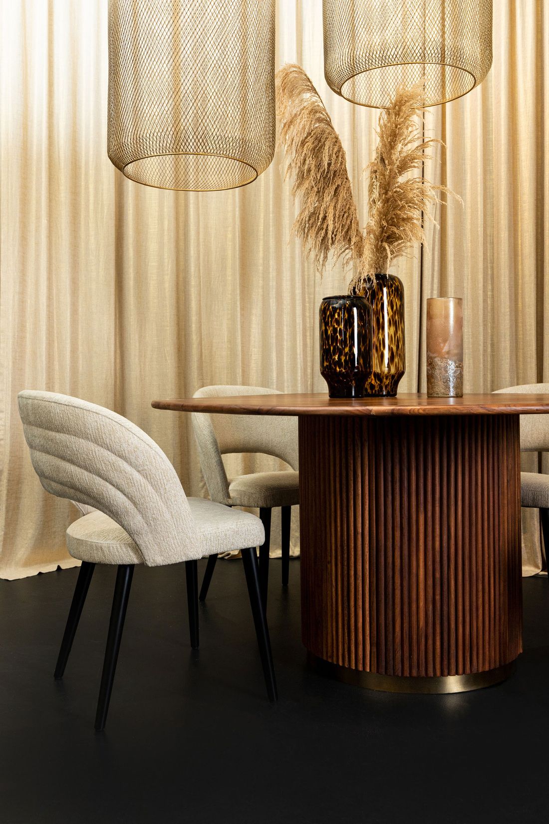 Esszimmerstuhl Abierto mit samtartigem Stoffbezug und schwarz lackierten Beinen.