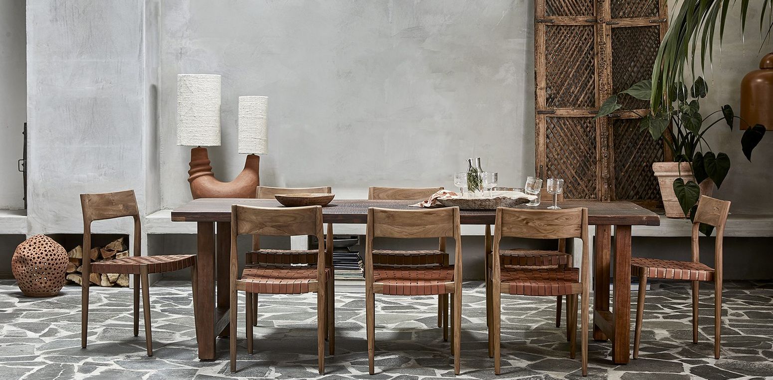 Maren Stühle mit braunem Leder in moderner Esszimmerumgebung | STUFF Shop