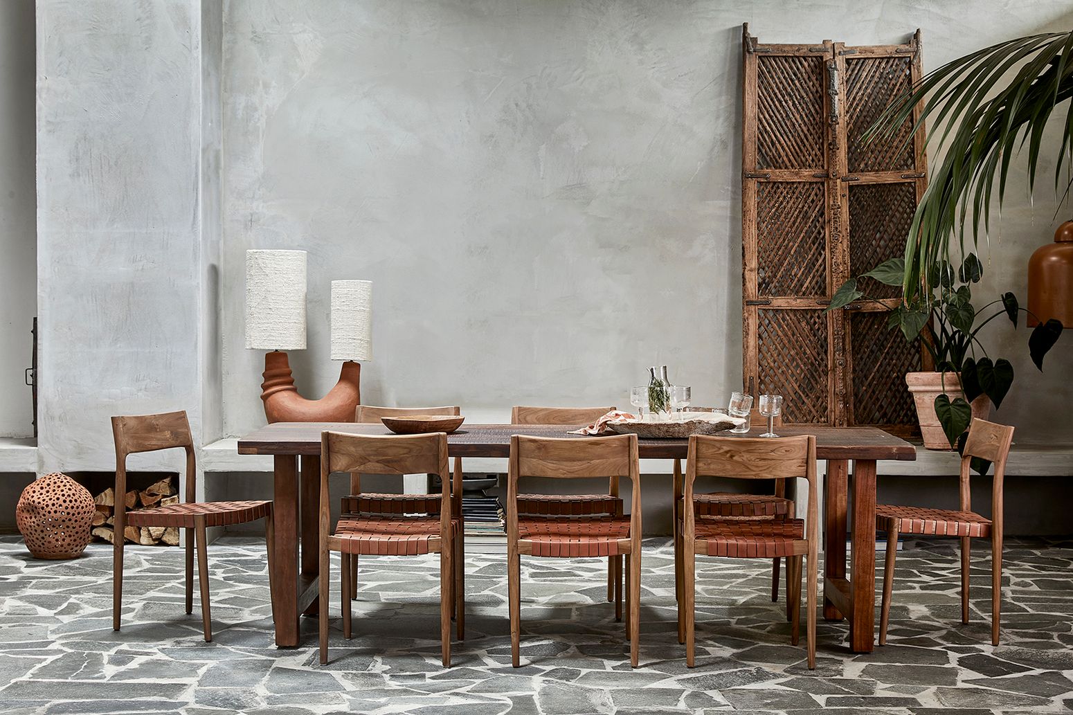 Maren Stühle mit braunem Leder in moderner Esszimmerumgebung | STUFF Shop