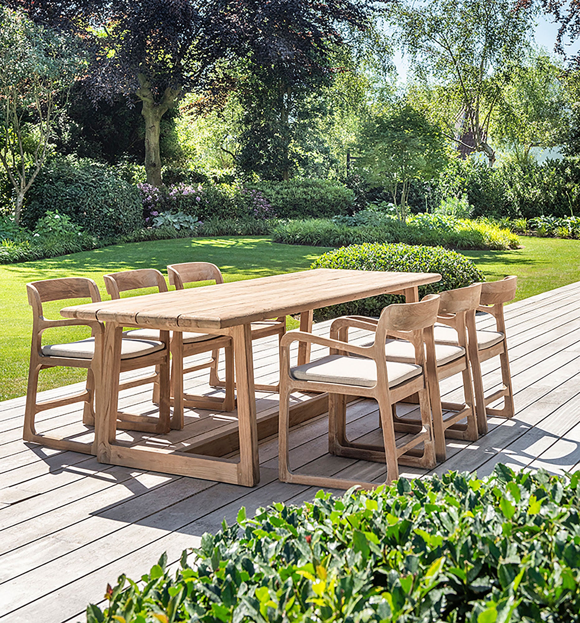 Armlehnenstuhl Sally Teak aus massivem Teakholz Natural Grey im skandinavischen Stil | optional mit Sitzpolster oder Sitzpolster und Rückenpolster