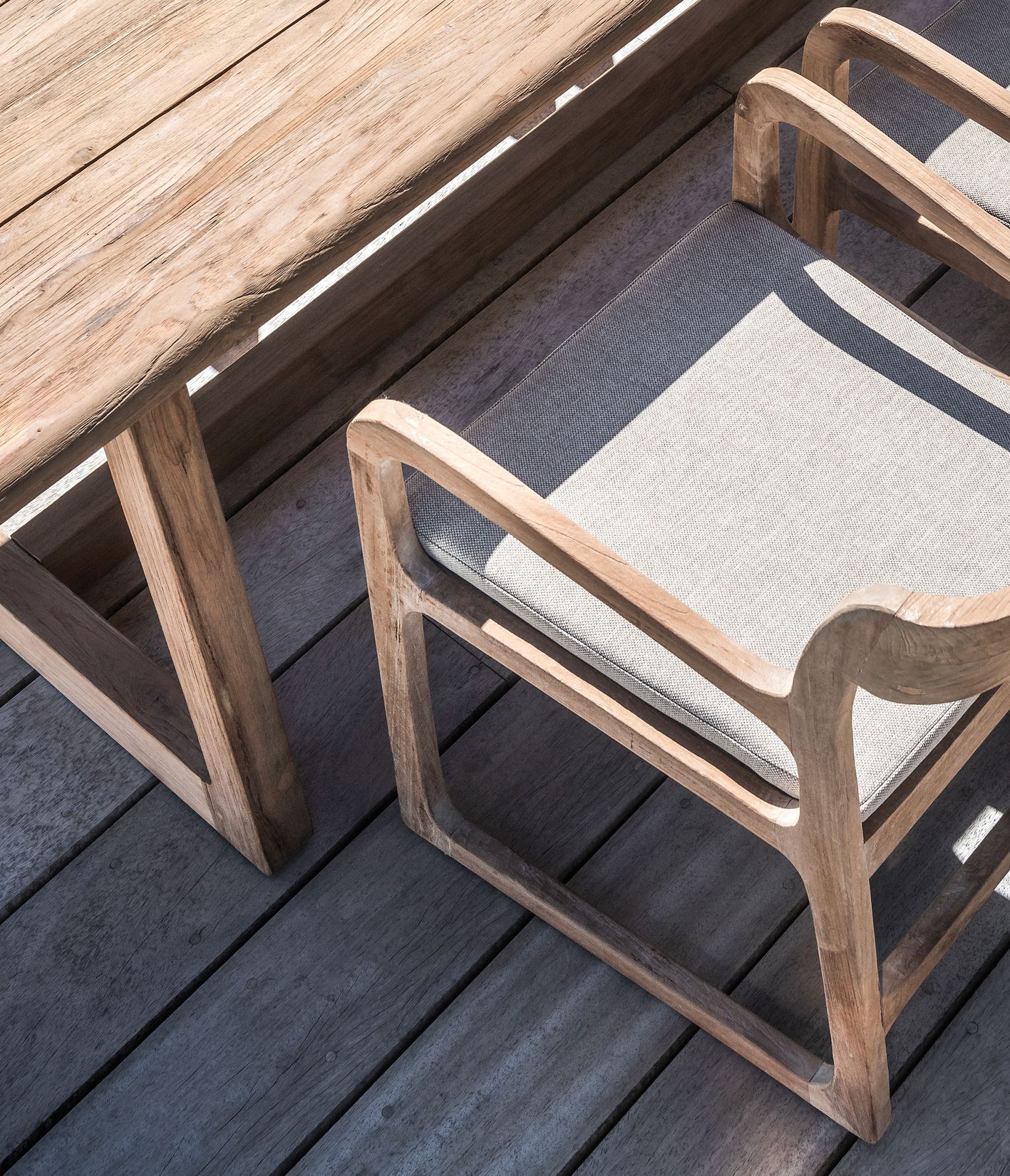 Armlehnenstuhl Sally Teak aus massivem Teakholz Natural Grey im skandinavischen Stil | optional mit Sitzpolster oder Sitzpolster und Rückenpolster