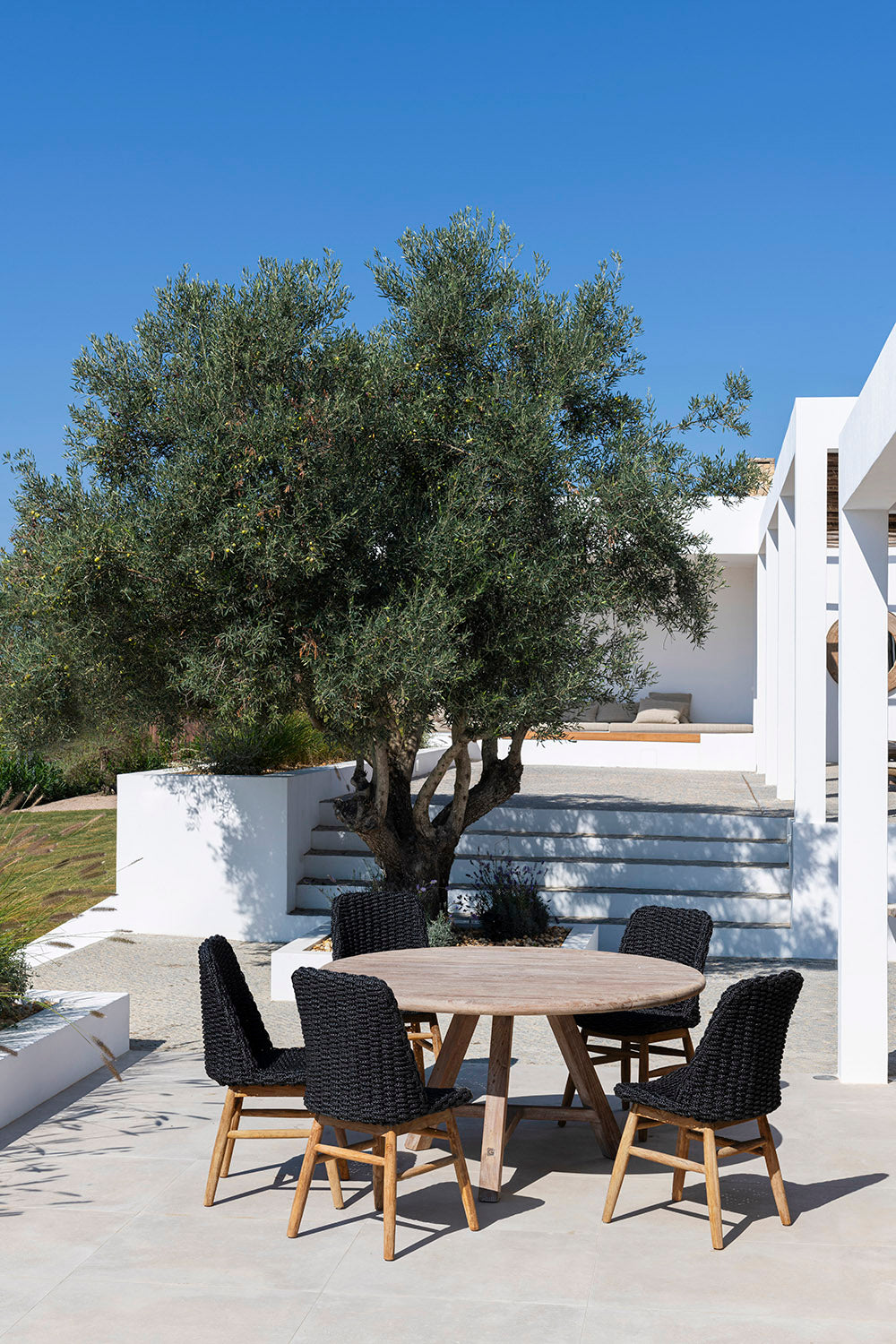 Runder Outdoor-Tisch Anton Teakholz – Langlebig und wetterfest für das ganze Jahr - Gommaire