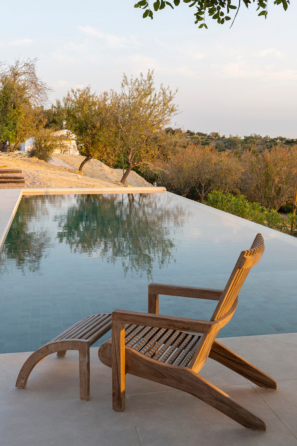 Loungesessel Orso aus Teakholz Natural Grey mit optionalen Outdoor-Polstern in Knelout, Knelout Deluxe, Ktextout oder Ktextout Deluxe