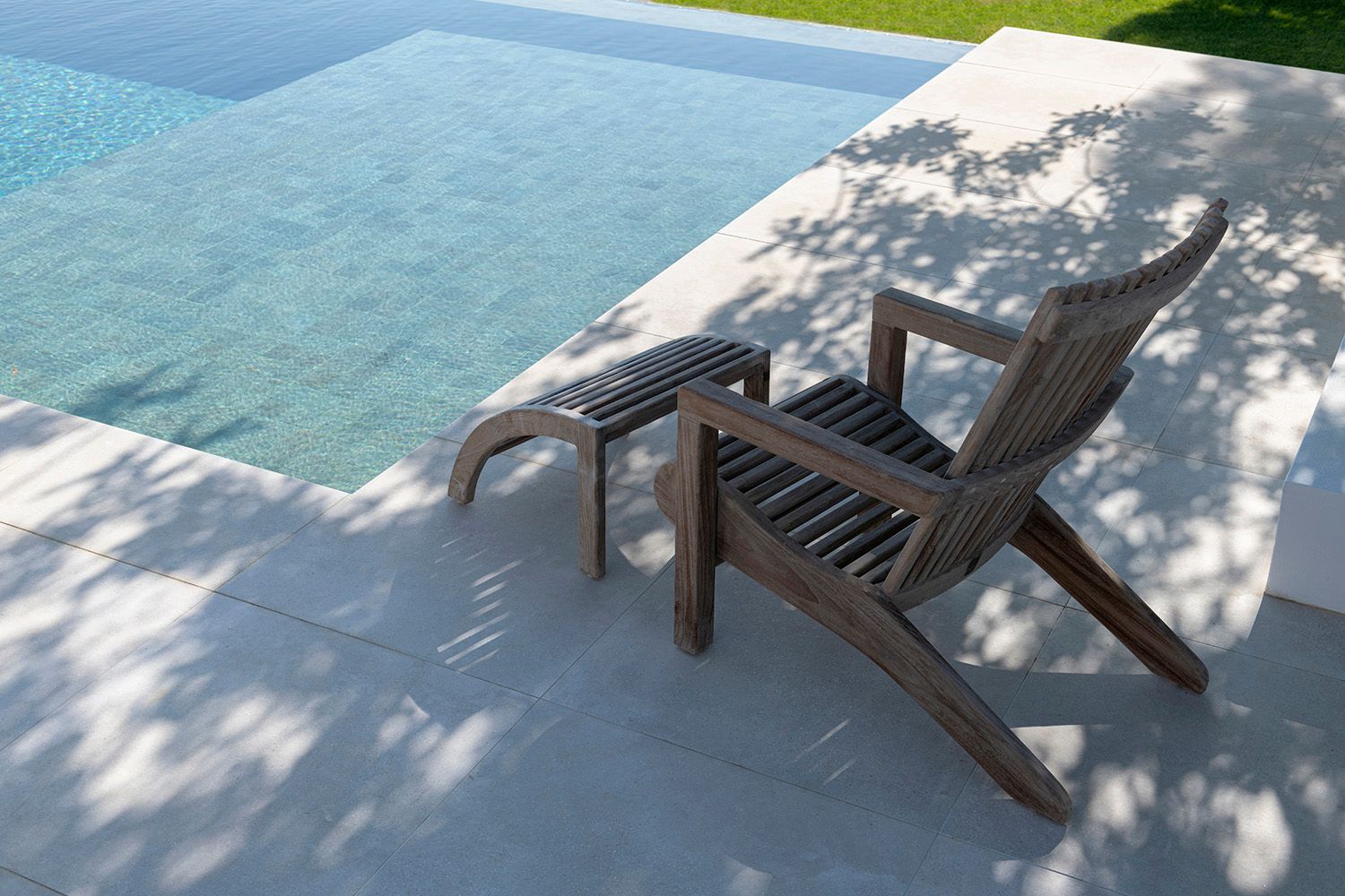Loungesessel Orso aus Teakholz Natural Grey mit optionalen Outdoor-Polstern in Knelout, Knelout Deluxe, Ktextout oder Ktextout Deluxe