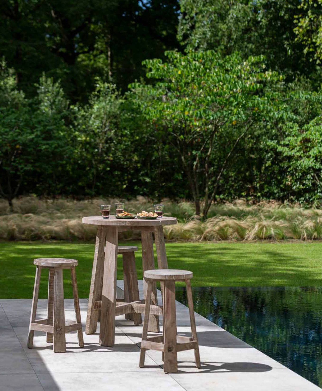 Runder Outdoor Bartisch Alex aus massivem Teakholz in Natural Grey von Gommaire | STUFF Shop