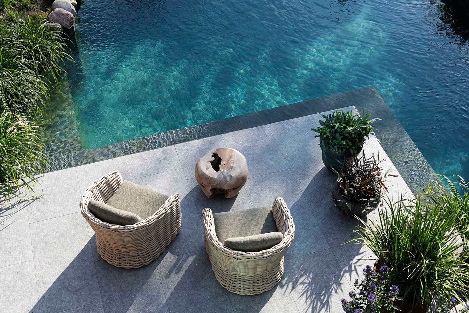 Outdoor-Sessel Feline mit handgeflochtenem CL PE Wicker in Natur und Polstern in Knelout, Knelout Deluxe, Ktextout oder Ktextout Deluxe | Gommaire Outdoor Kollektion bei STUFF Shop