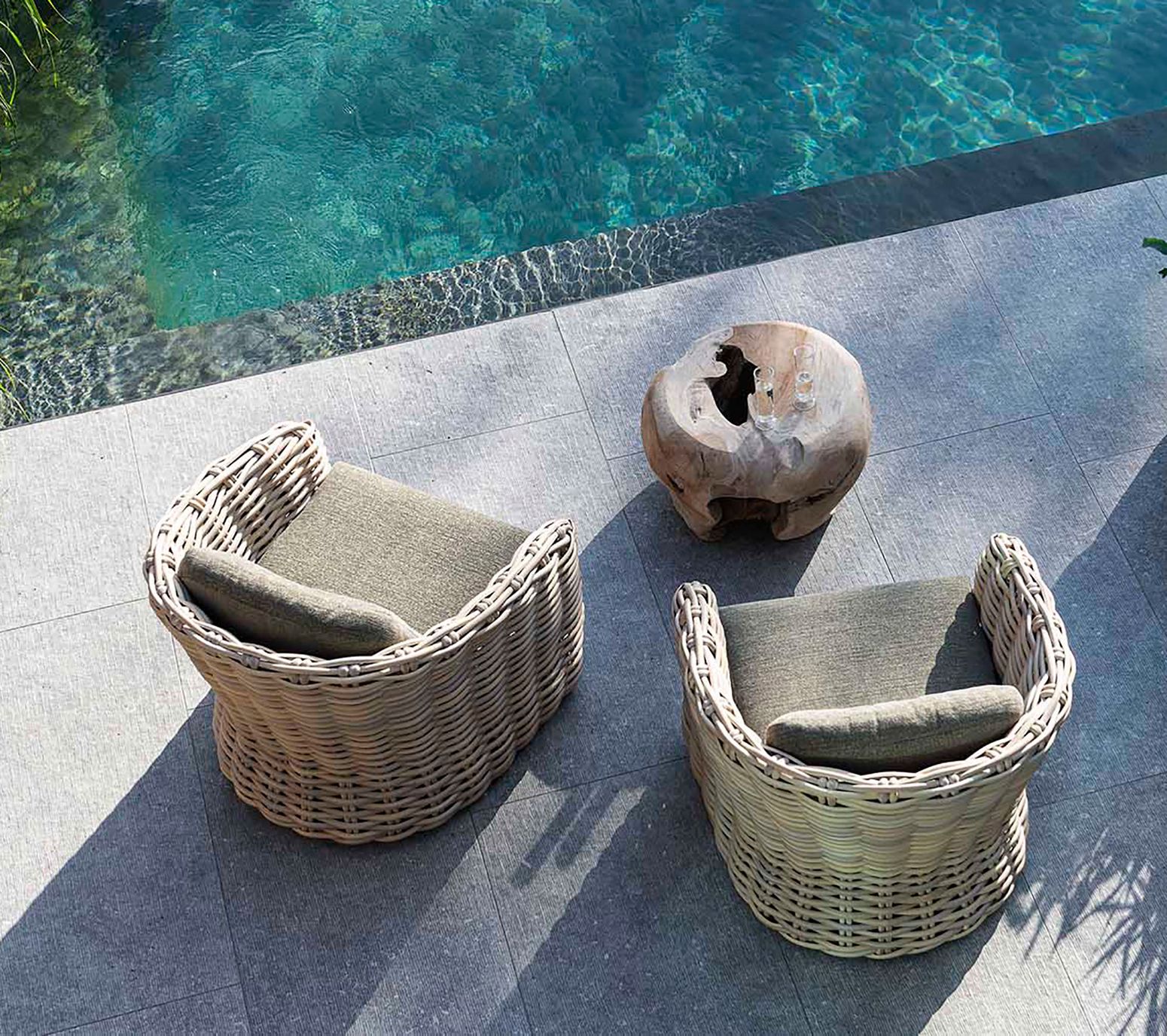 Outdoor-Sessel Feline mit handgeflochtenem CL PE Wicker in Natur und Polstern in Knelout, Knelout Deluxe, Ktextout oder Ktextout Deluxe | Gommaire Outdoor Kollektion bei STUFF Shop