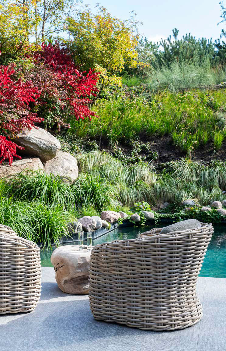 Outdoor-Sessel Feline mit handgeflochtenem CL PE Wicker in Natur und Polstern in Knelout, Knelout Deluxe, Ktextout oder Ktextout Deluxe | Gommaire Outdoor Kollektion bei STUFF Shop