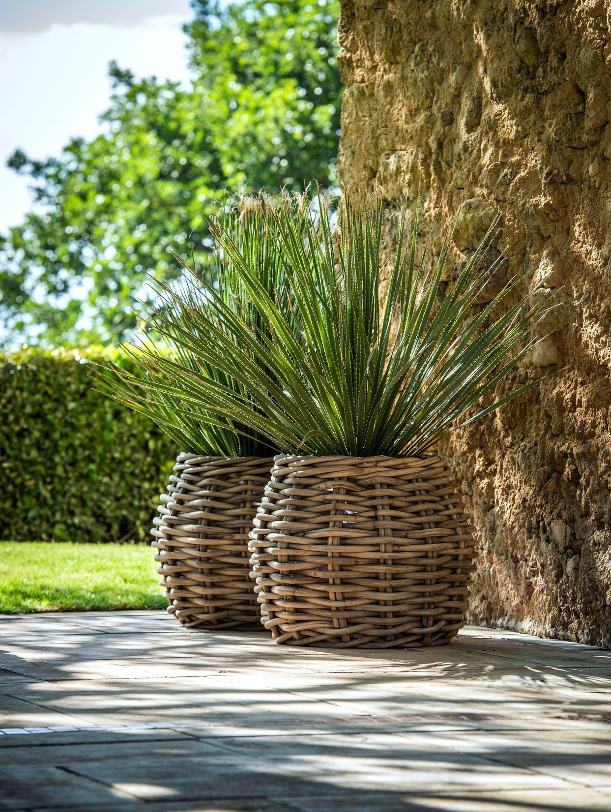 Pflanzkorb Eric als dekoratives Outdoor-Element mit Pflanzen – Gommaire Organic Living