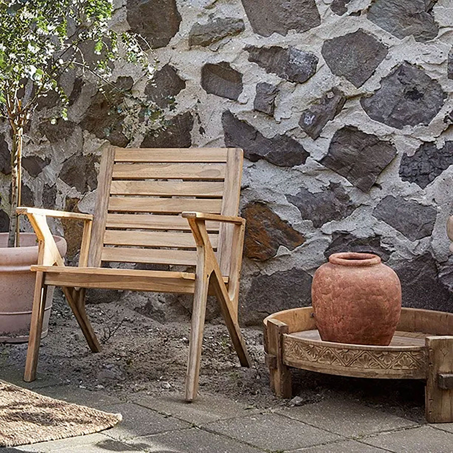 Gesamtansicht des Outdoor Stuhls Odin Teak mit Armlehnen