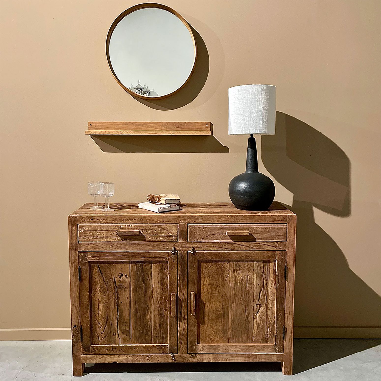 Rustikales Grainwood Sideboard mit charaktervollem recyceltem Holz und einem natürlichen, geschichtsträchtigen Finish.