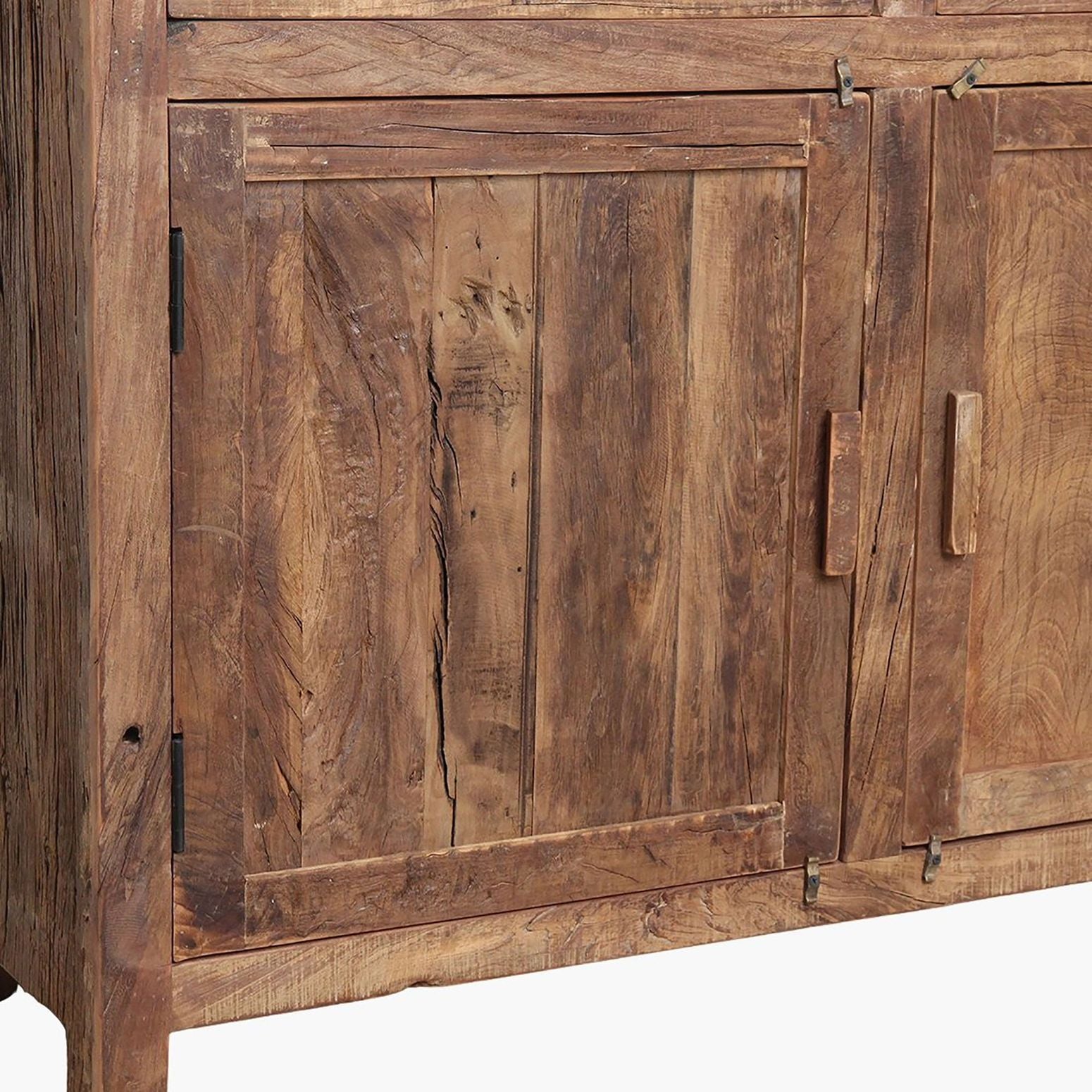 Rustikales Grainwood Sideboard mit charaktervollem recyceltem Holz und einem natürlichen, geschichtsträchtigen Finish.