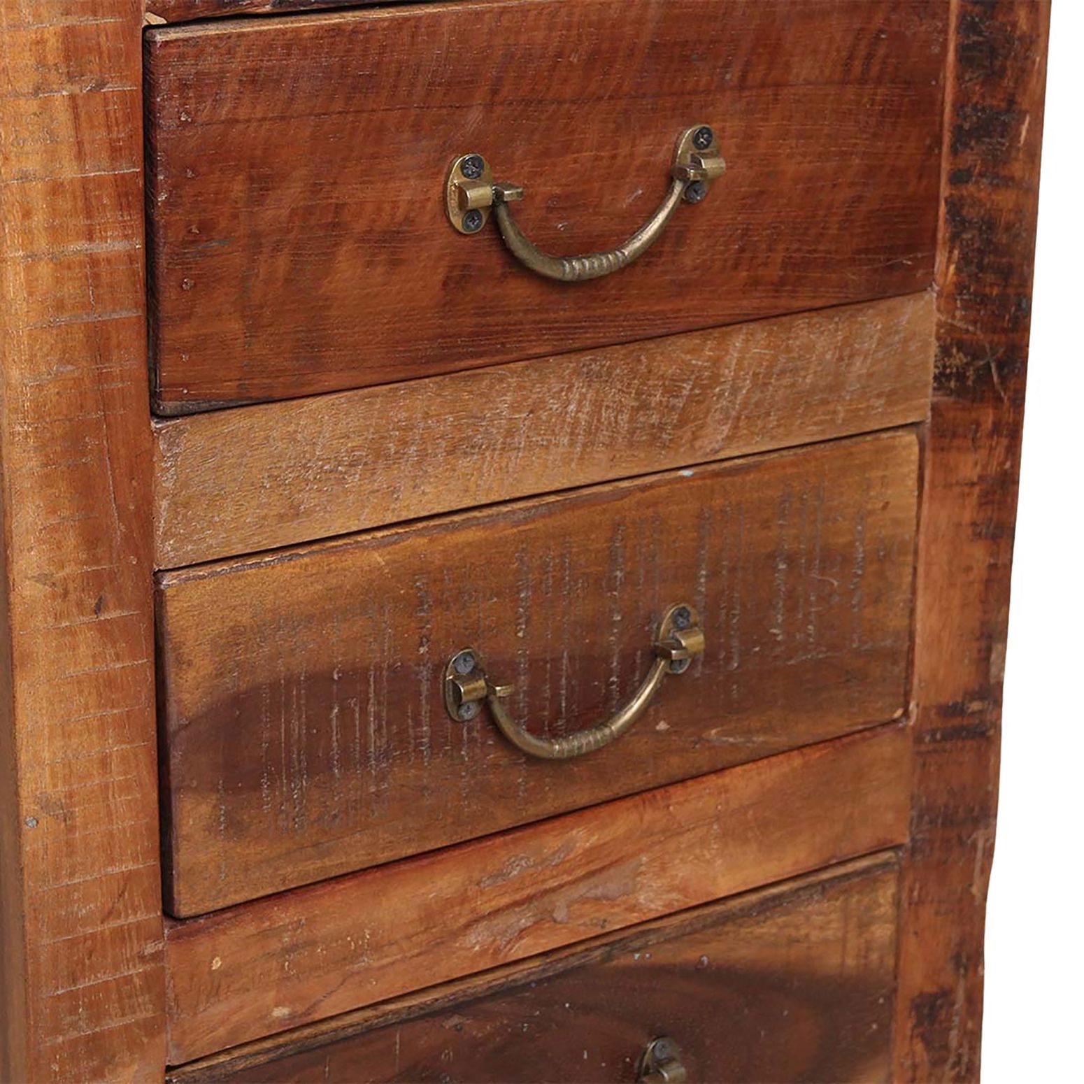 Detailaufnahme der Schubladenverzierungen am recycelten Holznachttisch von STUFF Loft