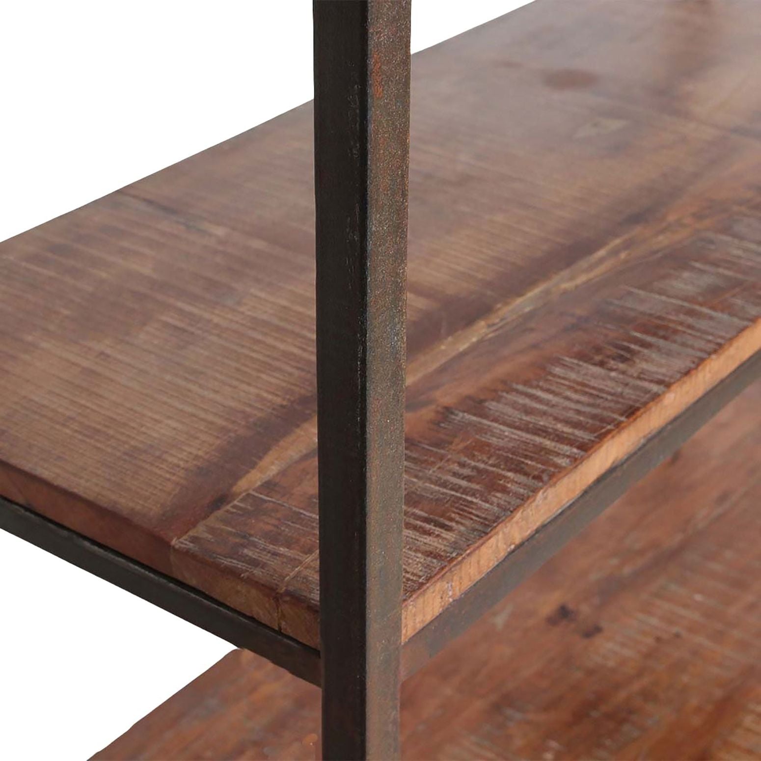 Detailansicht der Holztextur auf den Regalböden des Factory Regals von STUFF Loft