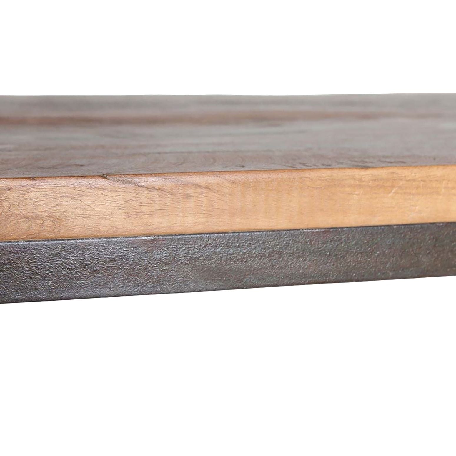 Nahaufnahme der robusten Metallstruktur des industriellen Regals aus recyceltem Material