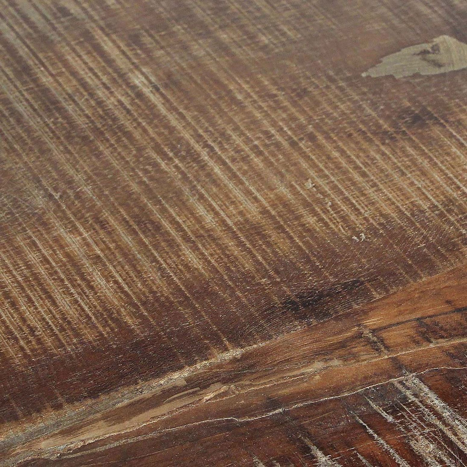 Nahaufnahme der robusten Metallstruktur des industriellen Regals aus recyceltem Material