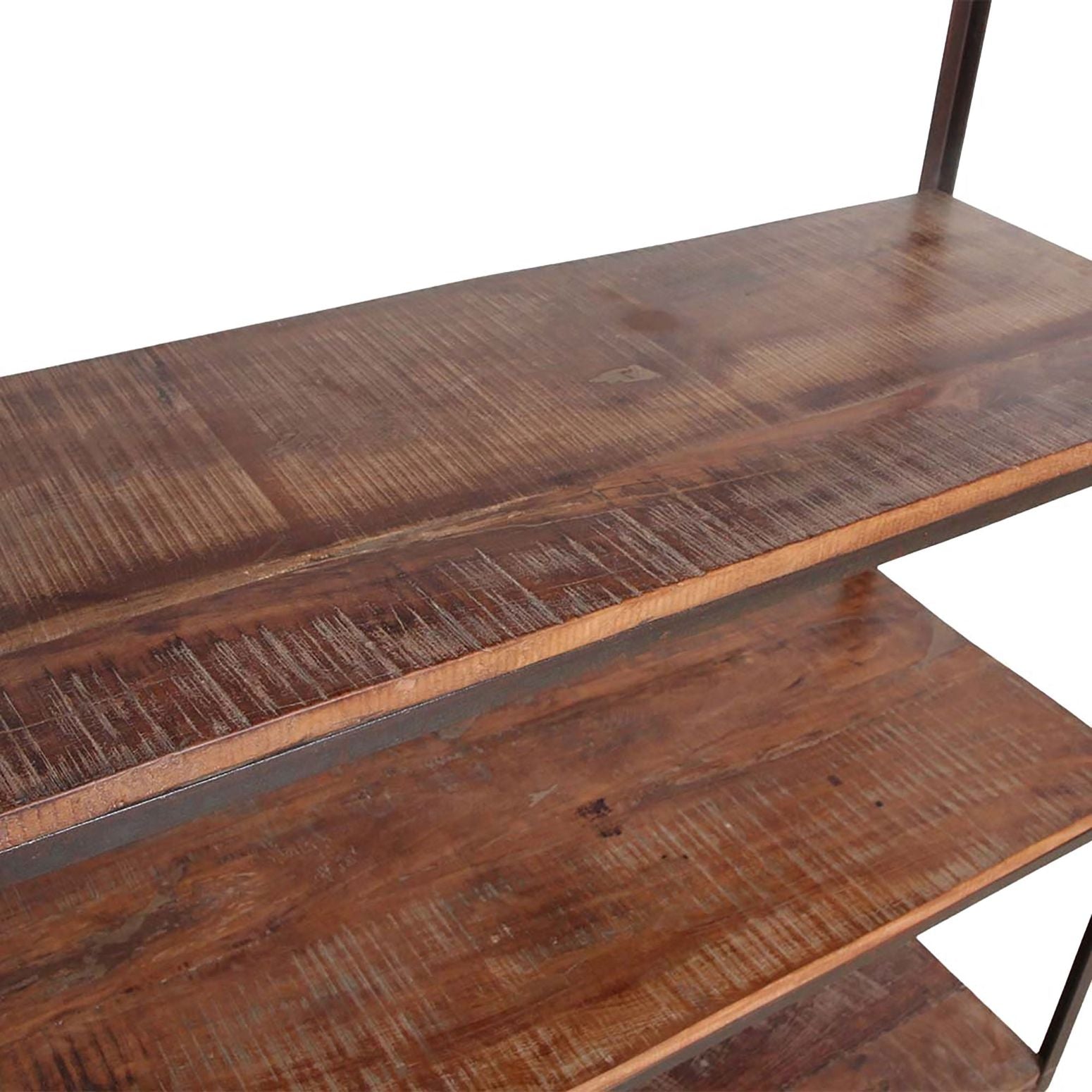 Detailansicht der Holztextur auf den Regalböden des Factory Regals von STUFF Loft