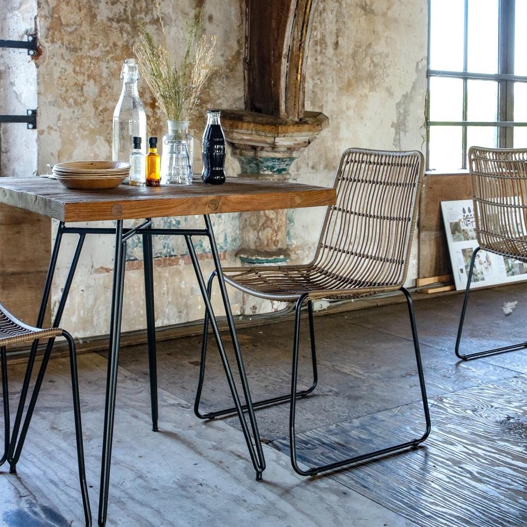 Loft Bistrotisch "Metro Square" mit Teakholzplatte natur und schwarzem Metallgestell, ideal für Cafés und Bistros, Maße 70x70x79 cm.
