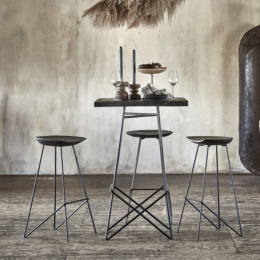 Moderner Loft-Style Bartisch mit schwarzer Teakholzplatte und geometrischem Metallgestell, ideal für stilvolle Gastronomieumgebungen, Maße 70x70x4 cm.