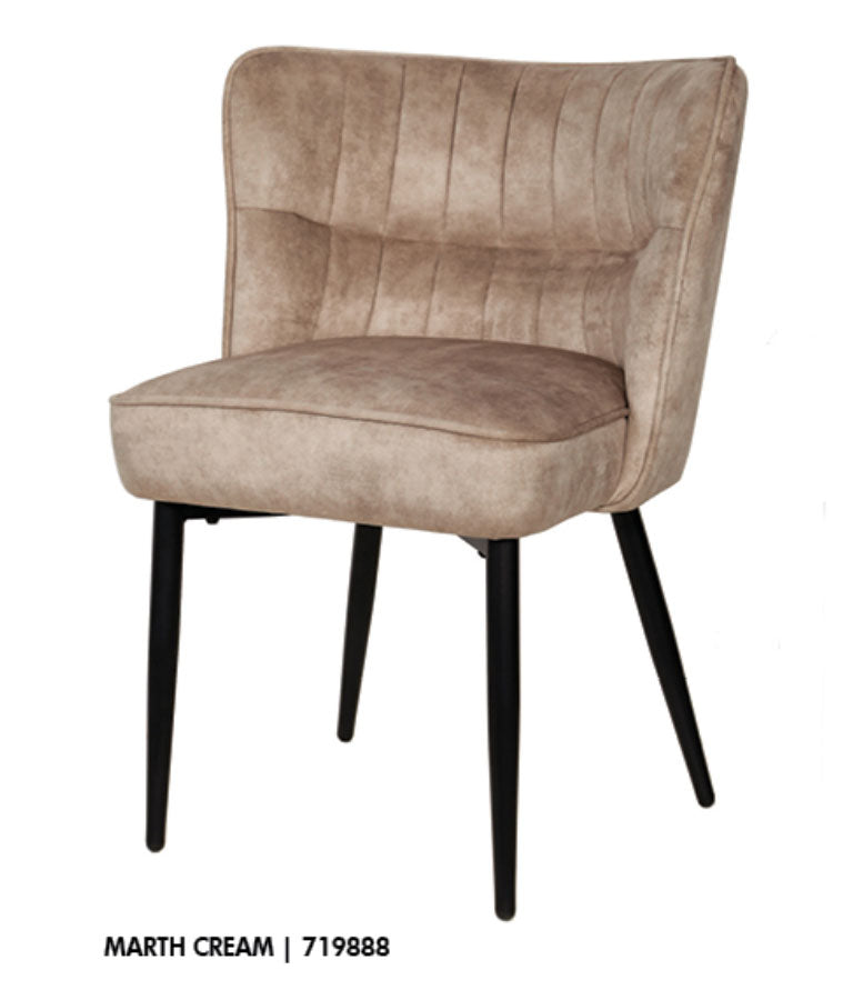 Perspektivische Ansicht des PTMD Marth Stuhls in Creme, ideal für stilvolle Esszimmer.