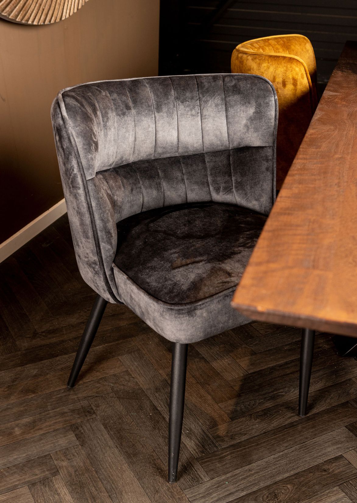 Perspektivische Ansicht im Interior des PTMD Marth Stuhls in Braun, ideal für stilvolle Esszimmer.