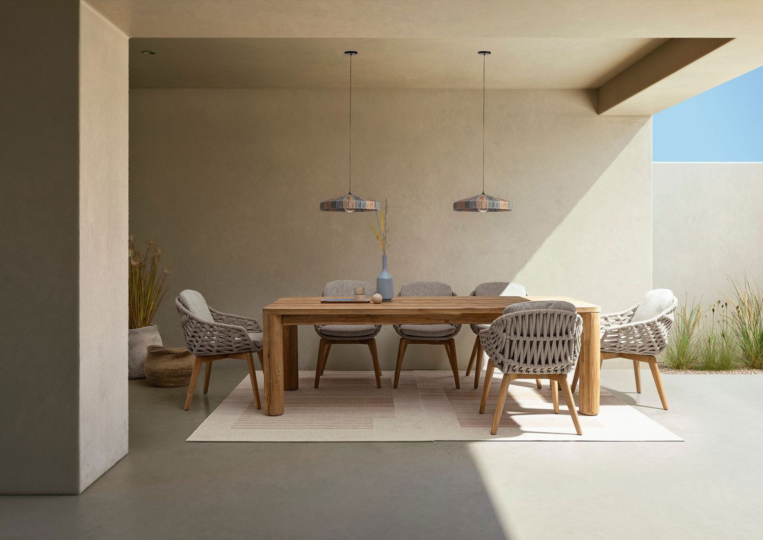 Imagebild Tamires Outdoor Stuhl in Beige mit Teakholzbeinen und einem Geflecht aus Polypropylen-Seilen