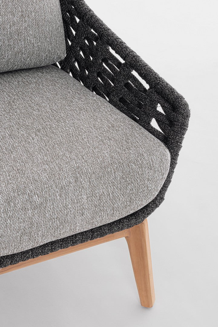 Tamires Luxus Outdoor Sessel in Anthrazit mit nachhaltigem Teakholz und wetterfestem Geflecht, kombiniert Exklusivität mit Komfort.